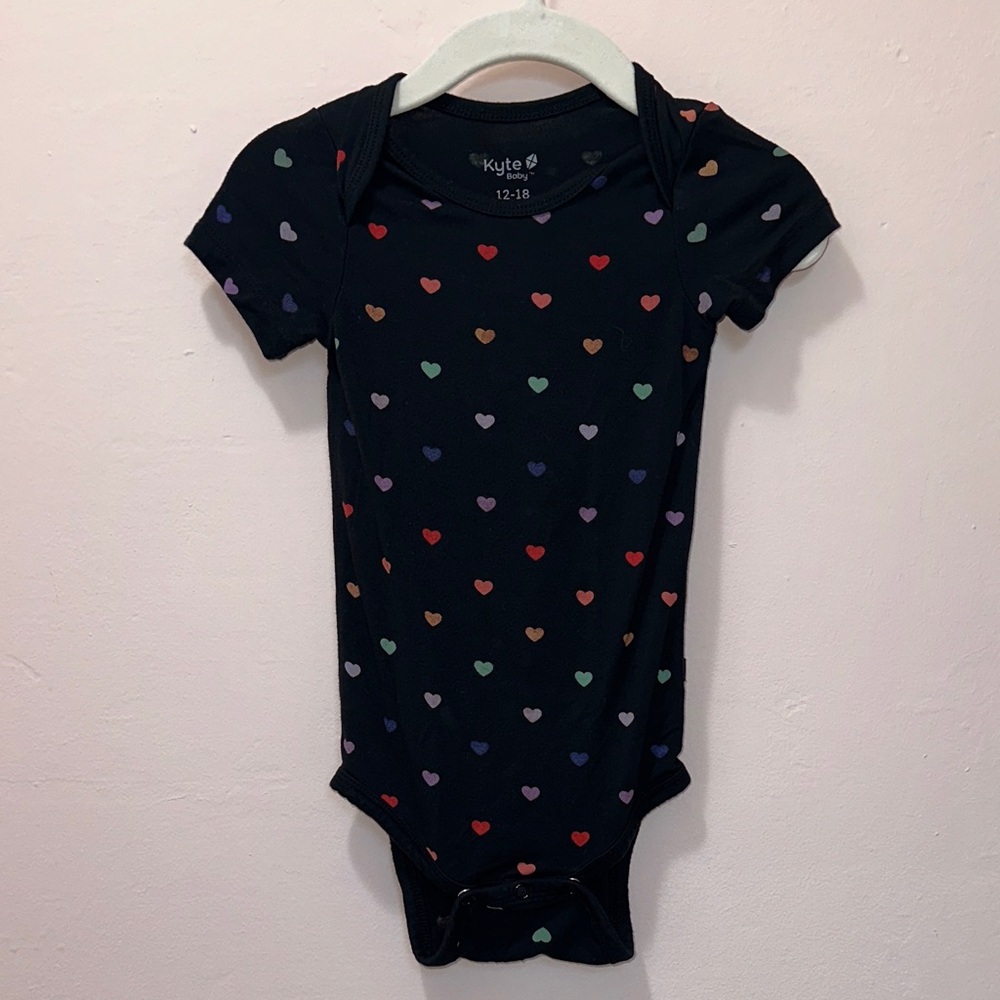 Kyte BABY Multicolor Heart Print Bodysuit 12-18